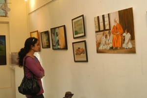 Visitors looking at the artworks at Artfest 09, Indiaart Gallery